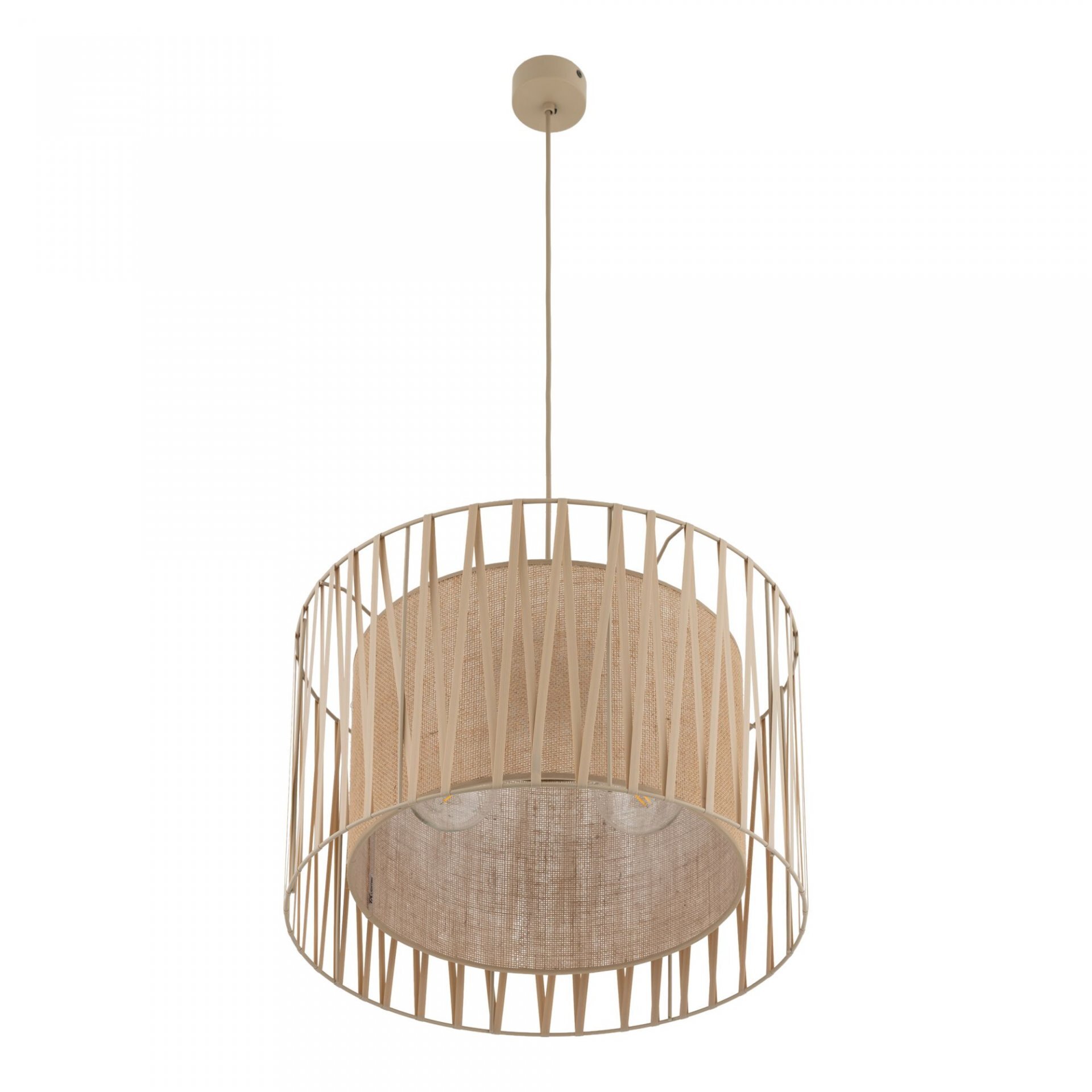 Lampa wisząca z beżowym abażurem i zewnętrzną metalową konstrukcją o geometrycznym wzorze. Posiada regulację wysokości i jest zawieszona na cienkim przewodzie.
