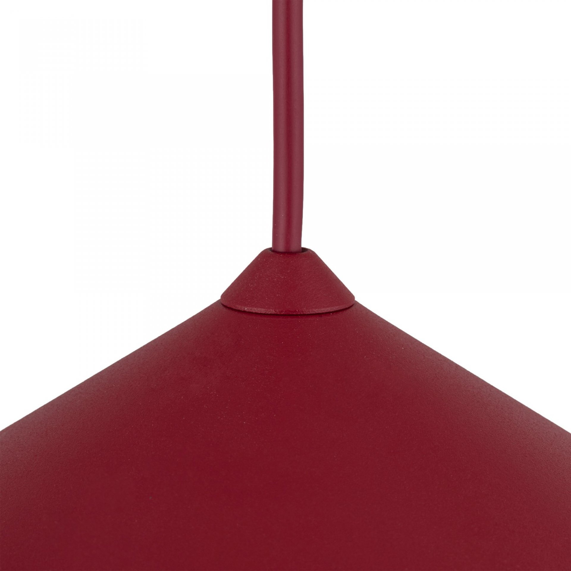 Burgundowa lampa wisząca z widocznym przewodem i stożkowym kloszem. Powierzchnia klosza jest gładka i jednolita.