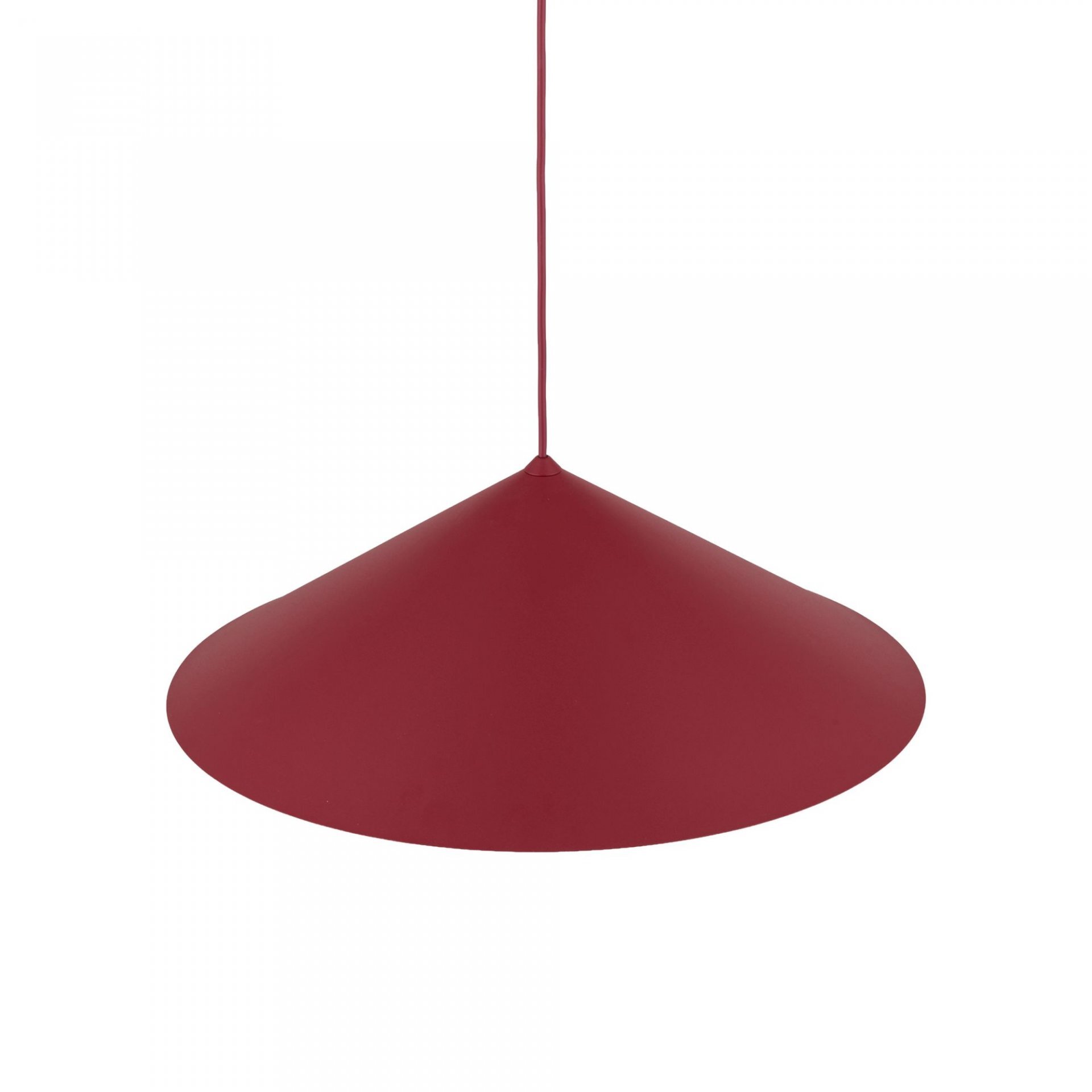 Burgundowa lampa wisząca o stożkowym kształcie z gładką powierzchnią. Lampa jest zawieszona na cienkim przewodzie w tym samym kolorze.