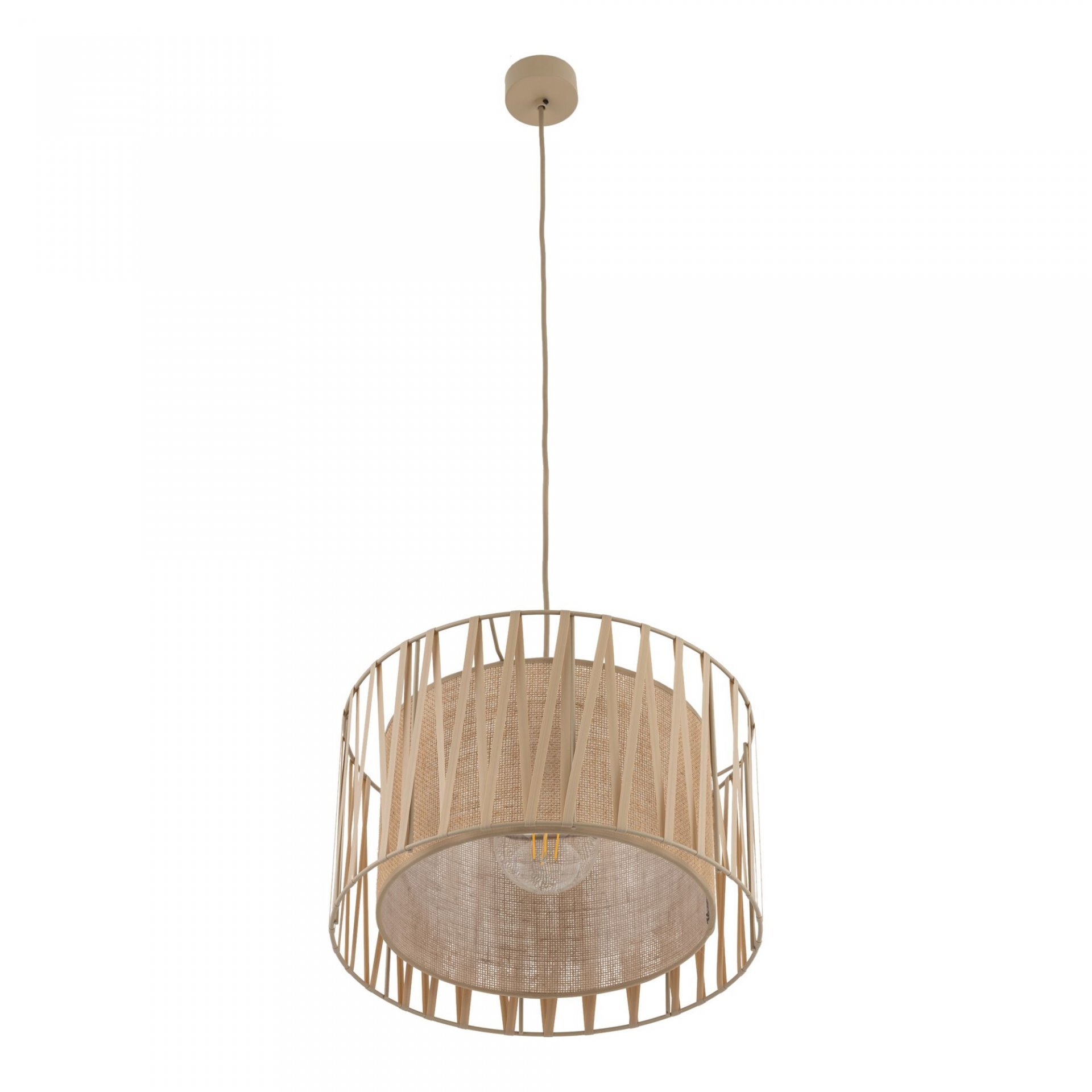 Lampa wisząca z beżowym abażurem wykonanym z materiału przypominającego jutę, zawieszona na cienkim przewodzie. Konstrukcja abażuru jest otoczona pionowymi, dekoracyjnymi elementami.