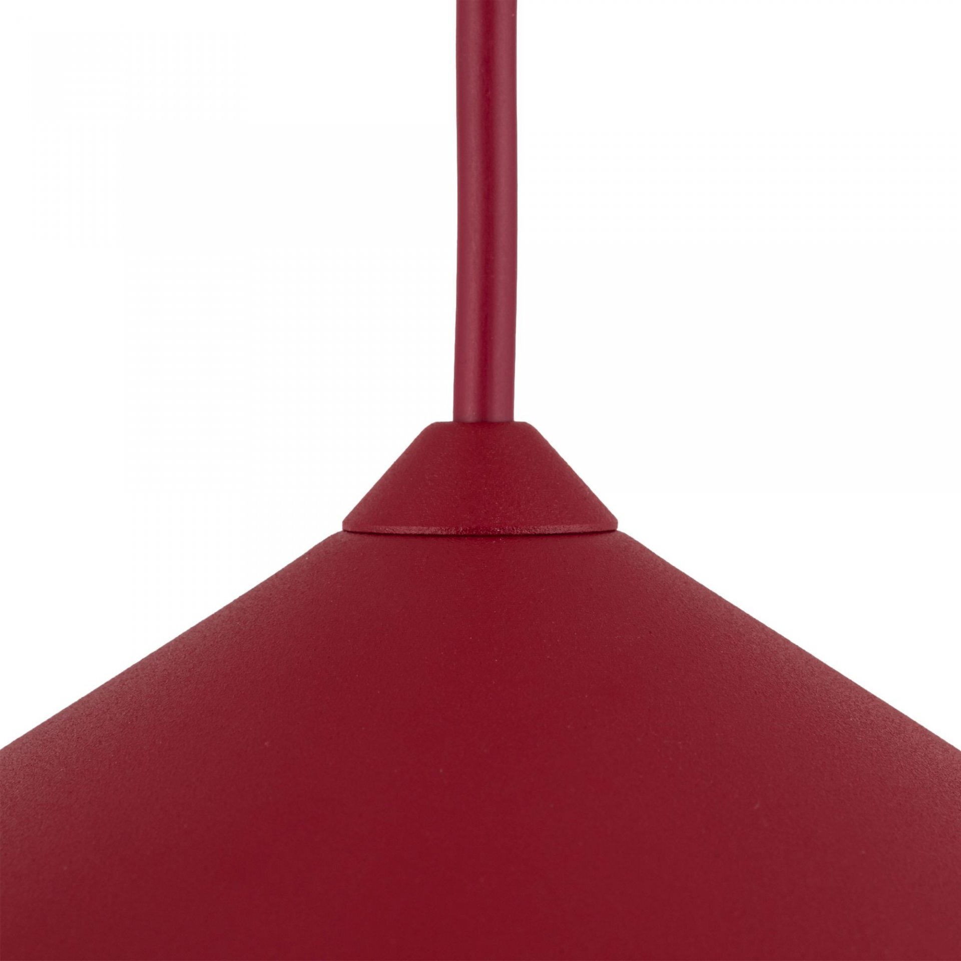 Zbliżenie na górną część lampy wiszącej w kolorze burgundowym z widocznym przewodem i stożkowym elementem mocującym. Powierzchnia lampy jest matowa i lakierowana.