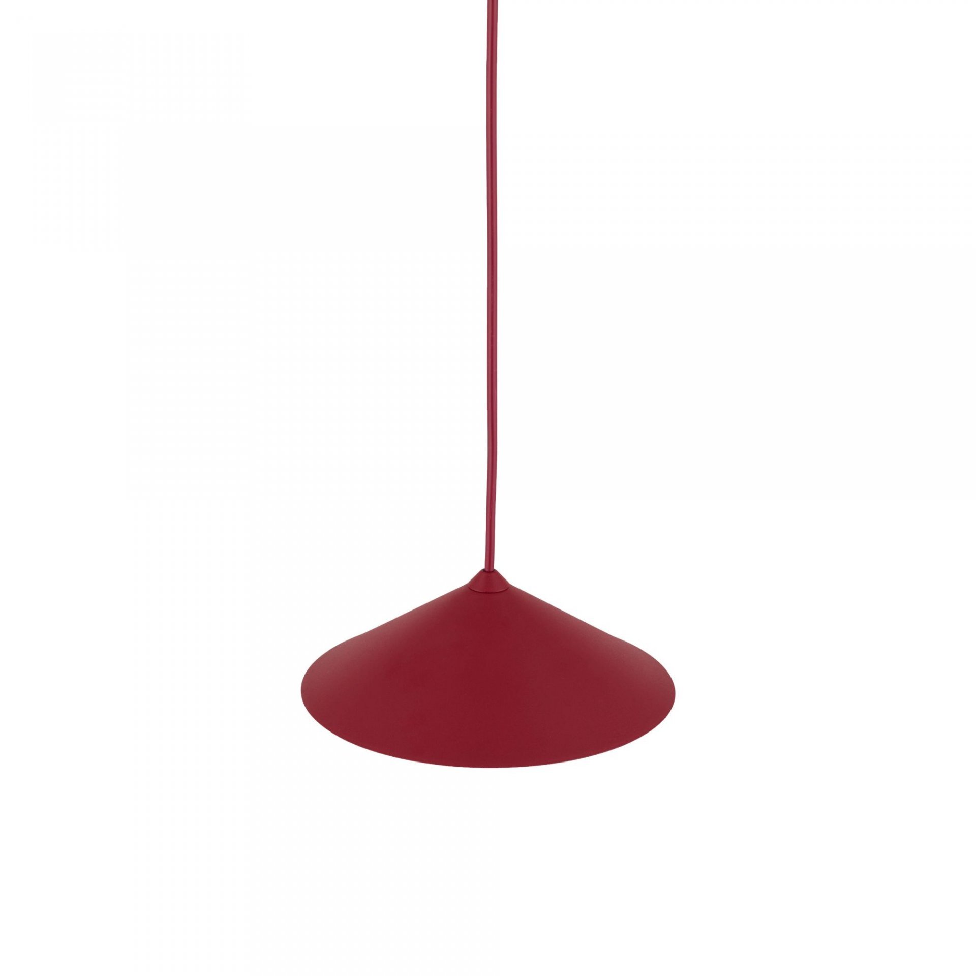 Na obrazie widoczna jest lampa wisząca w kolorze burgundowym o stożkowym kształcie klosza. Lampa zawieszona jest na cienkim przewodzie w tym samym kolorze.