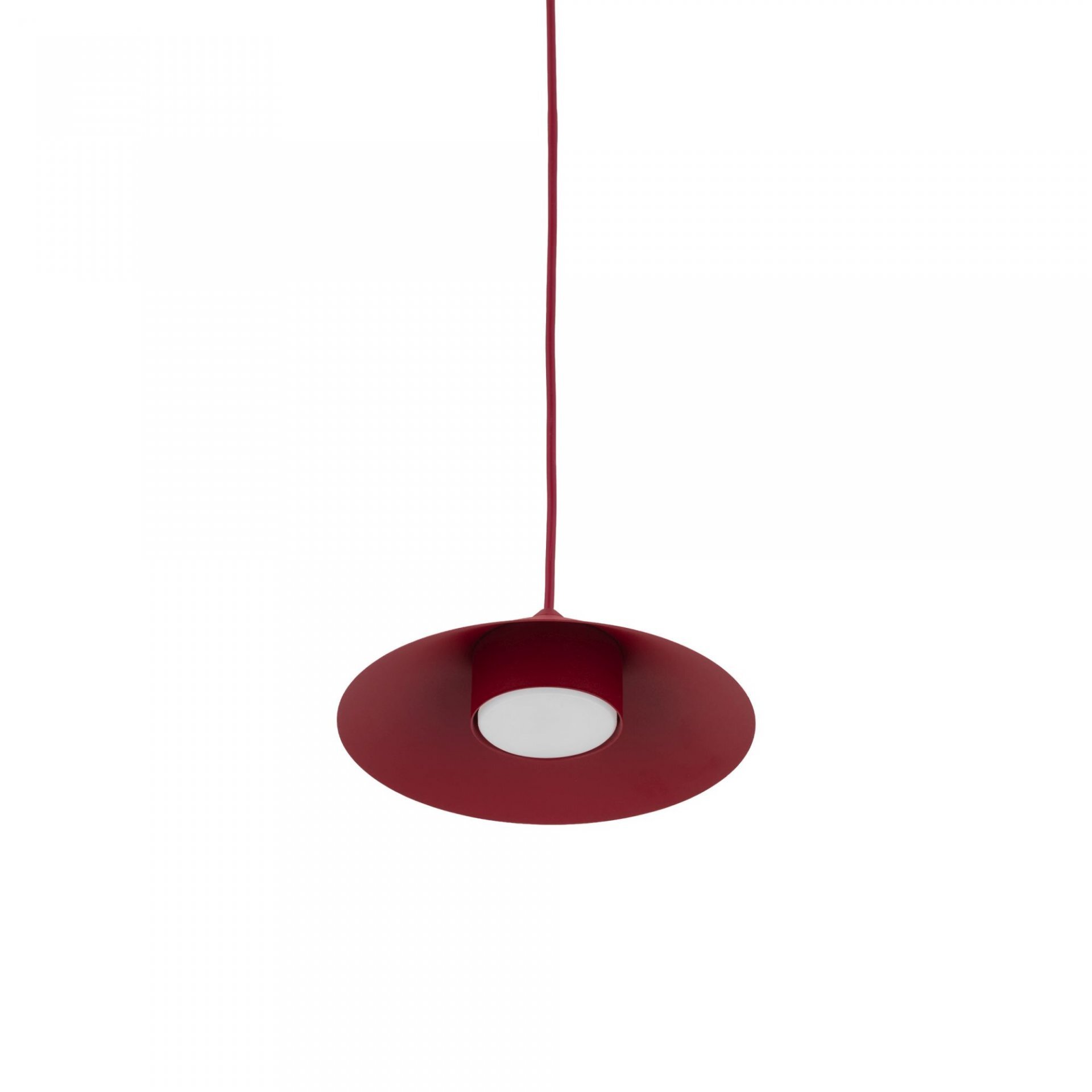 Lampa wisząca w kolorze burgundowym z okrągłym kloszem i centralnie umieszczonym źródłem światła. Lampa zawieszona jest na cienkim przewodzie.
