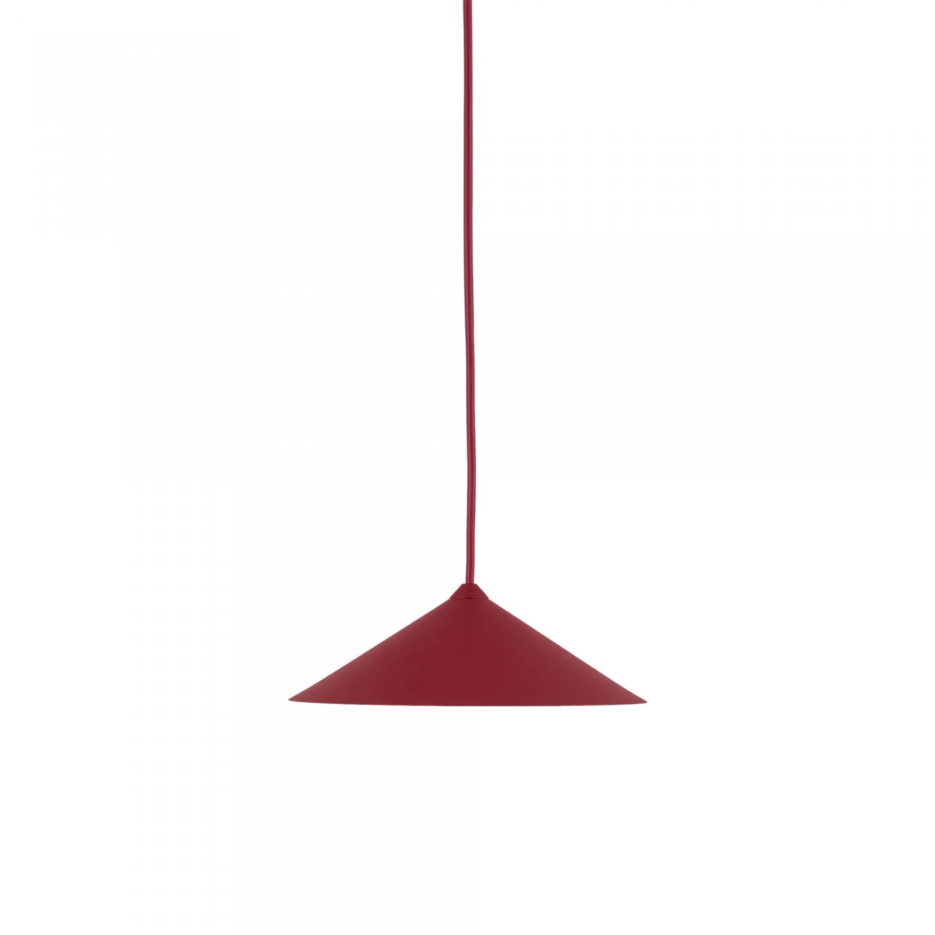 Na obrazie widoczna jest lampa wisząca w kolorze burgundowym o stożkowym kształcie klosza. Lampa jest zawieszona na cienkim przewodzie w tym samym kolorze.