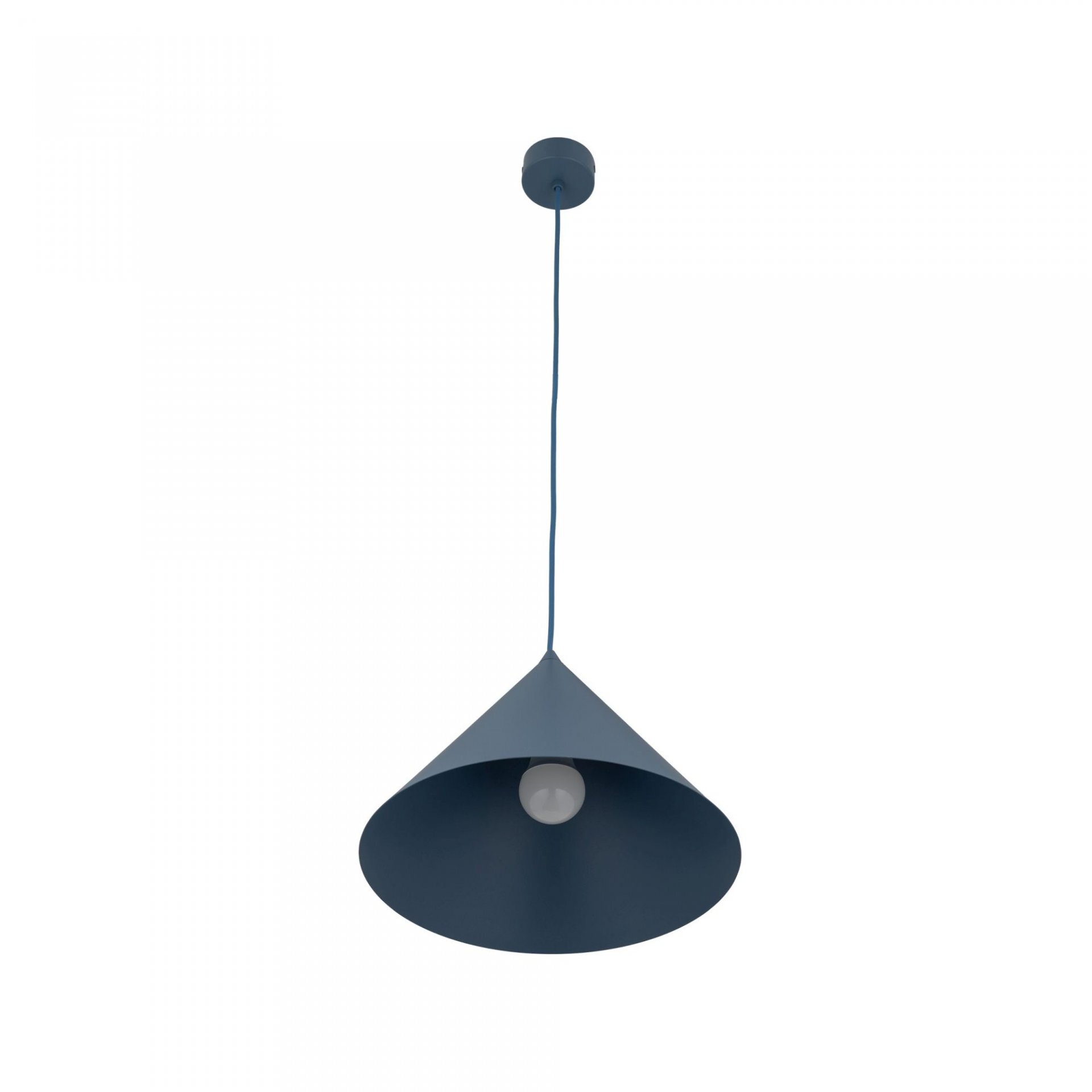 Na obrazie widoczna jest granatowa lampa wisząca o stożkowym kształcie z metalowym kloszem. Lampa zawieszona jest na cienkim przewodzie, a wewnątrz klosza znajduje się żarówka.
