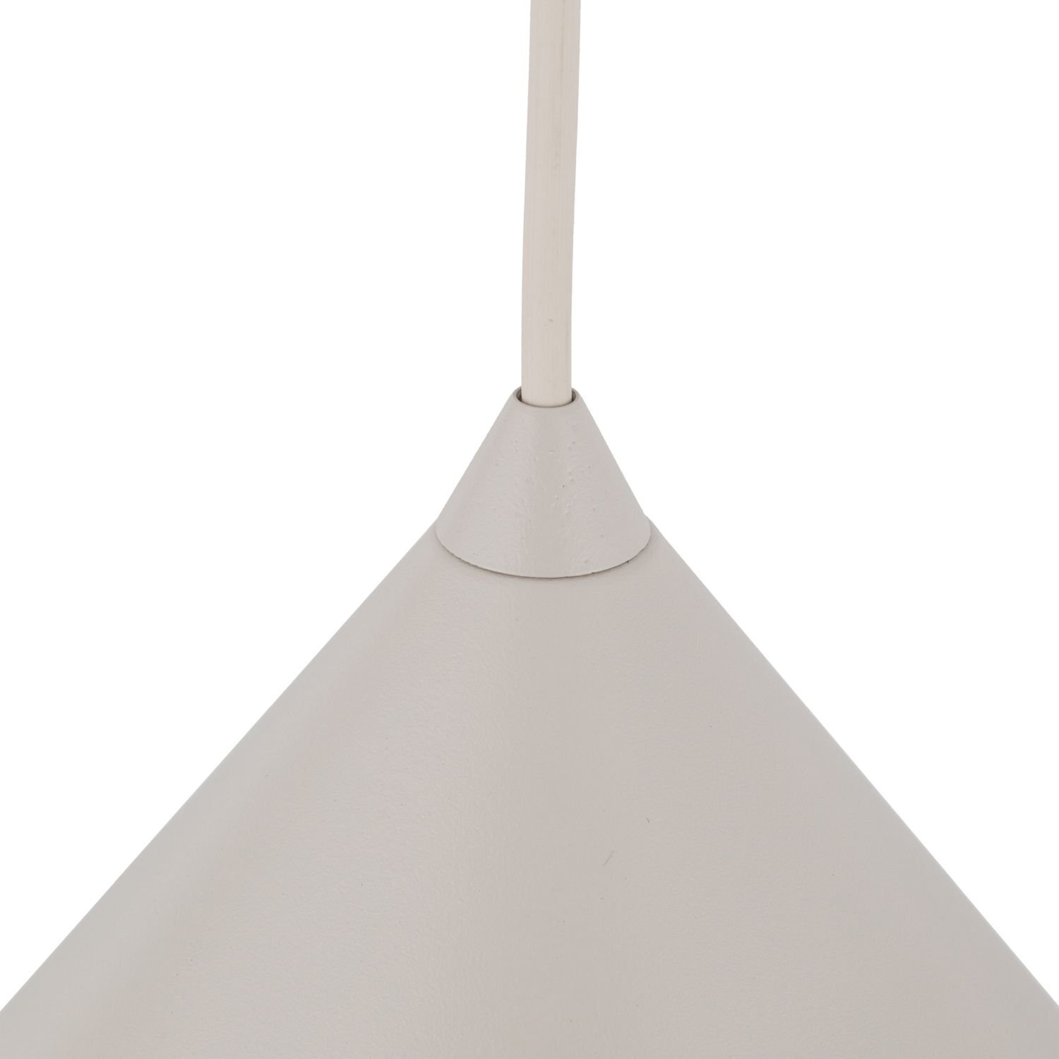 Zbliżenie na górną część lampy wiszącej w kolorze jasnym, z widocznym przewodem wychodzącym z wierzchołka stożkowego klosza.