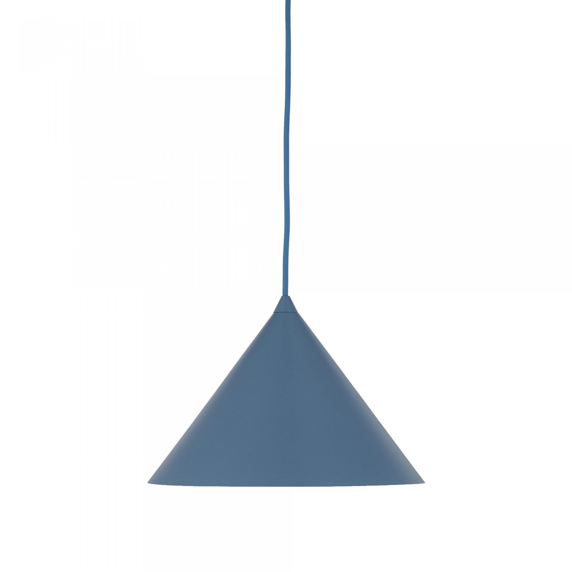 Na obrazie widoczna jest granatowa, stożkowa lampa wisząca z długim przewodem. Lampa wykonana jest z lakierowanej stali.