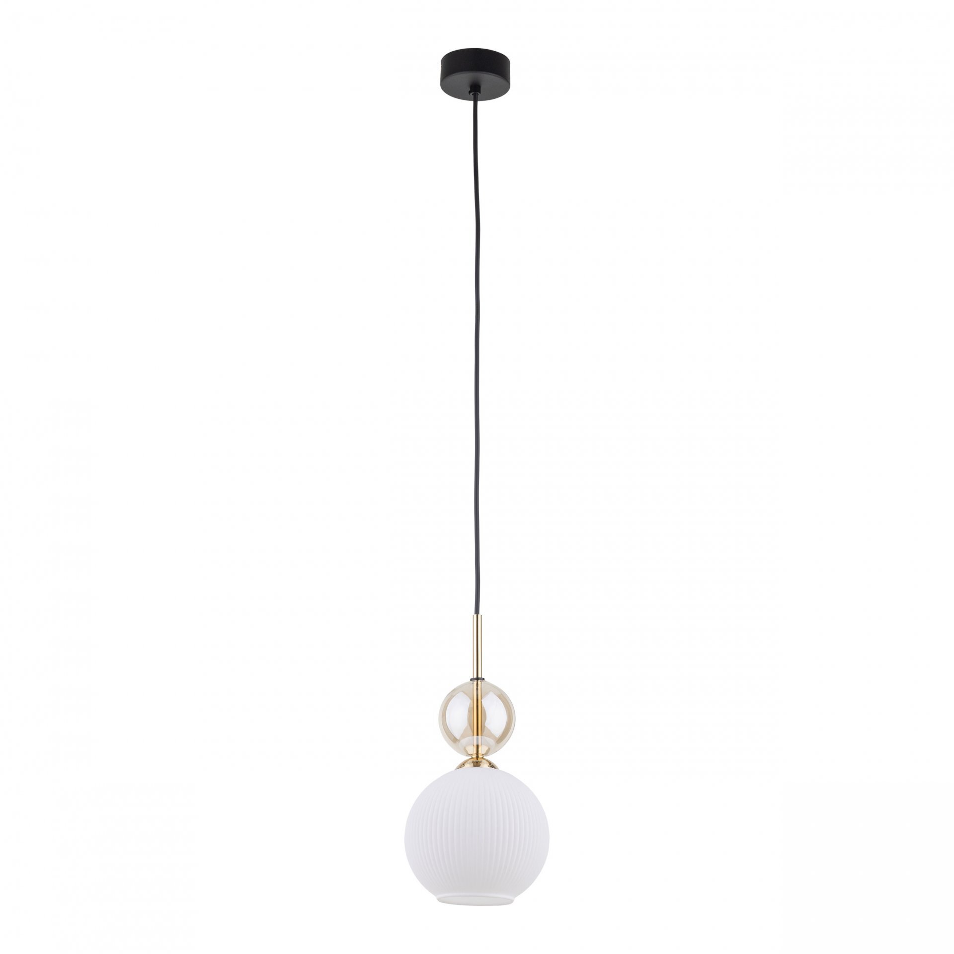 Lampa wisząca z białym, kulistym kloszem i złotymi elementami, zawieszona na czarnym przewodzie. Klosz wykonany z metalu i szkła, z możliwością regulacji wysokości.