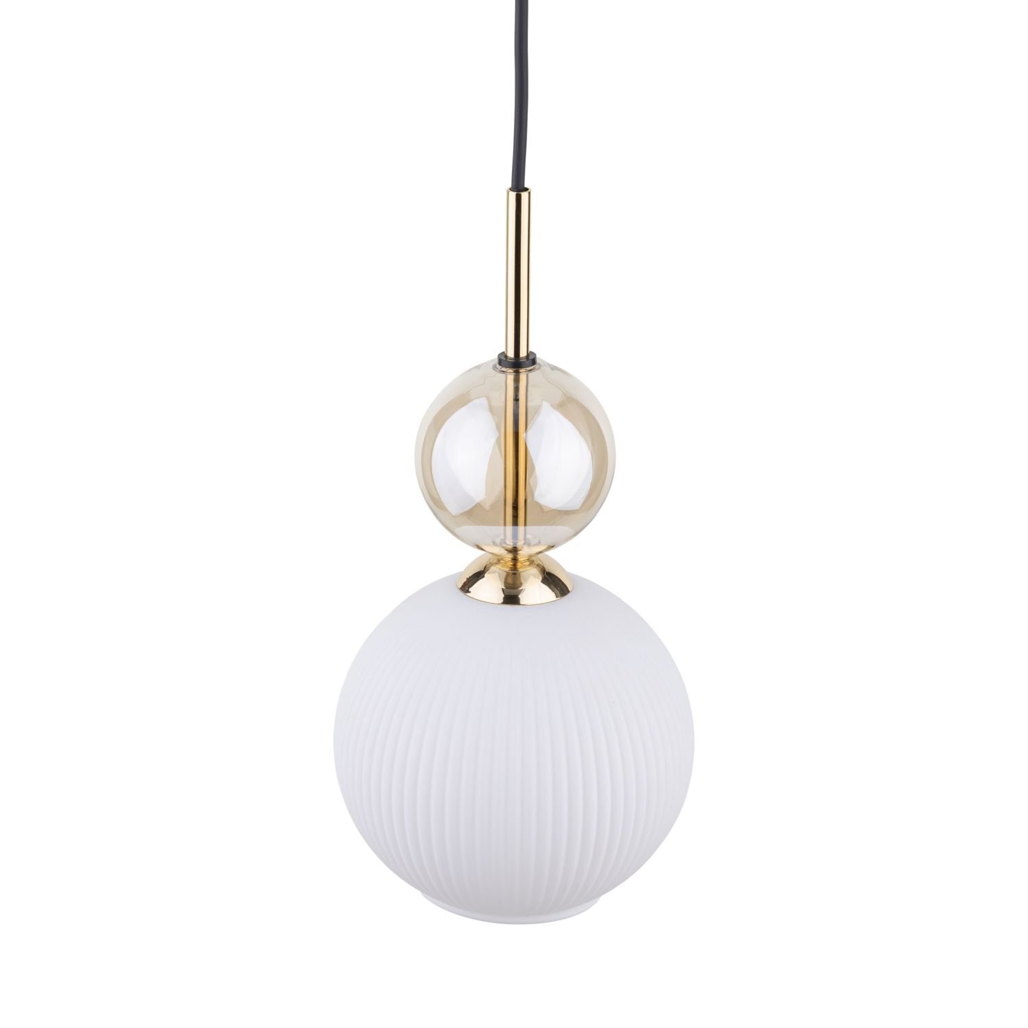 Lampa wisząca z białym, żebrowanym kloszem i złotymi elementami. Posiada przezroczystą, kulistą część oraz czarny przewód.