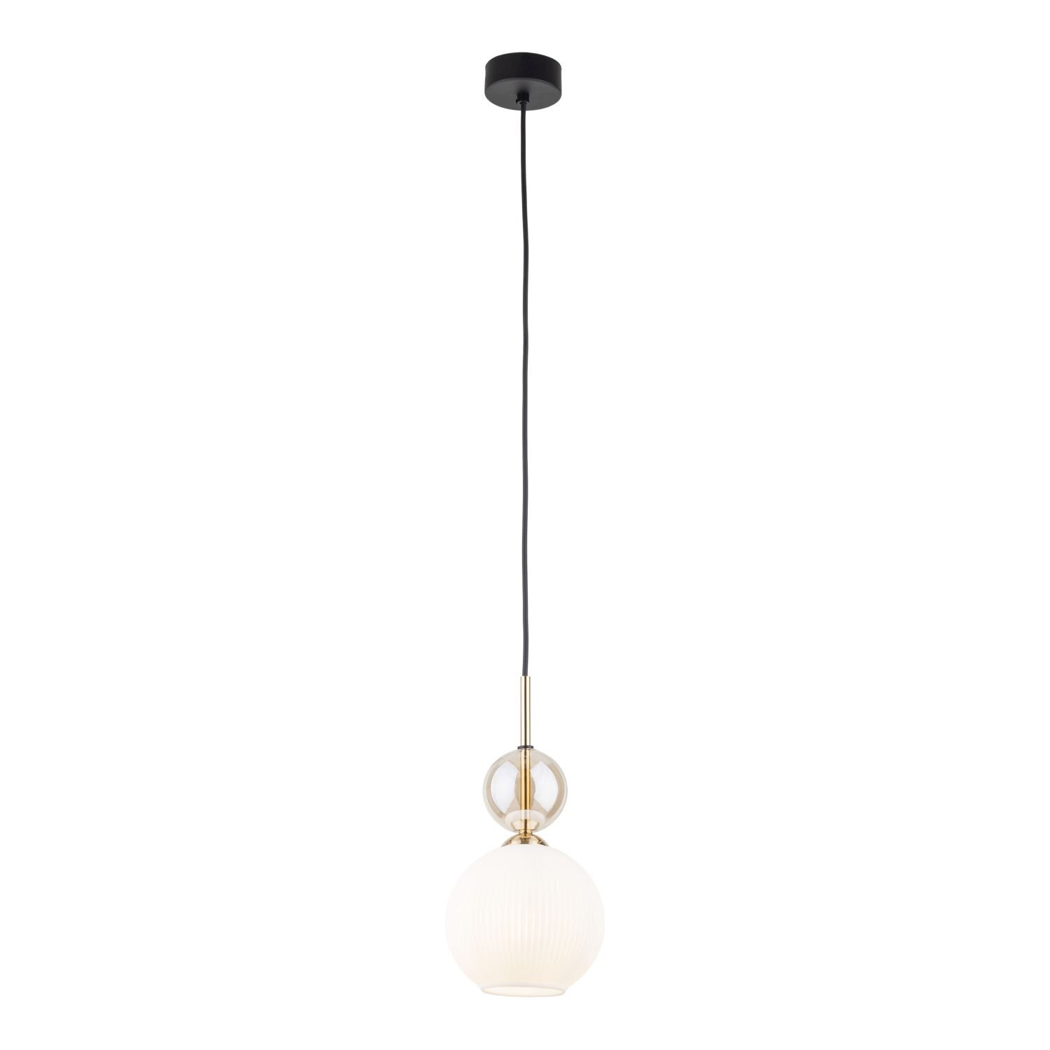 Lampa wisząca z białym kloszem i złotymi elementami, zawieszona na czarnym przewodzie. Klosz ma kulisty kształt z przezroczystym elementem nad nim.