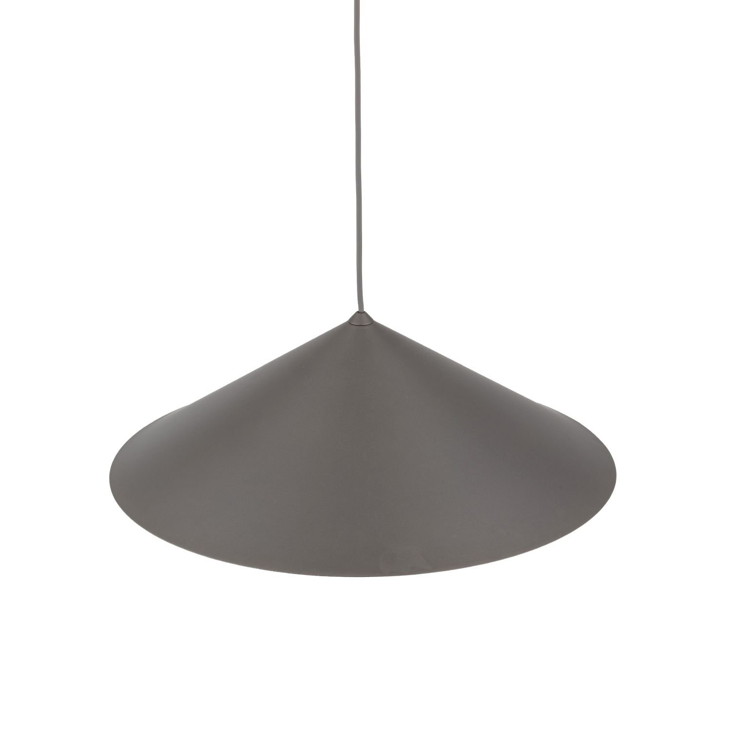 Na obrazie widoczna jest brązowa lampa wisząca o stożkowym kształcie klosza, zawieszona na cienkim przewodzie. Lampa ma minimalistyczny design i jednolitą kolorystykę.