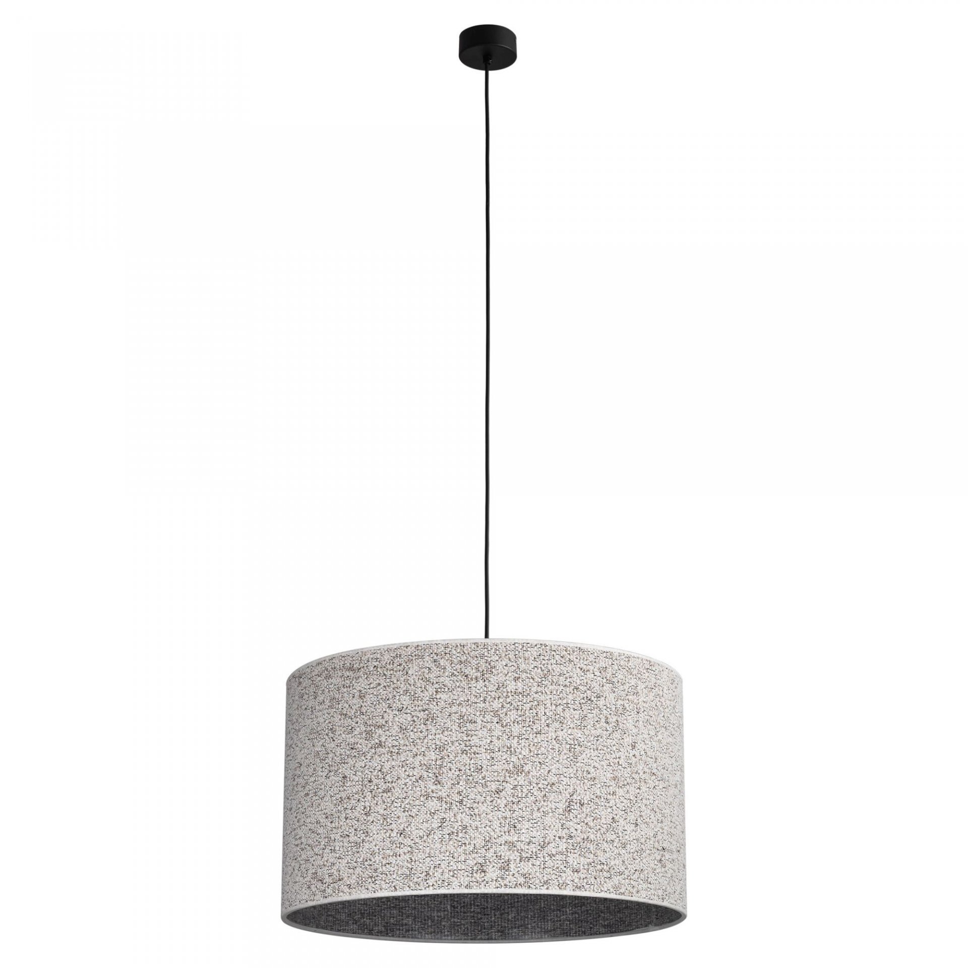 Na obrazie widoczna jest lampa wisząca z cylindrycznym kloszem w jasnym kolorze z ciemnym wzorem. Lampa jest zawieszona na cienkim, czarnym przewodzie z czarną podsufitką.
