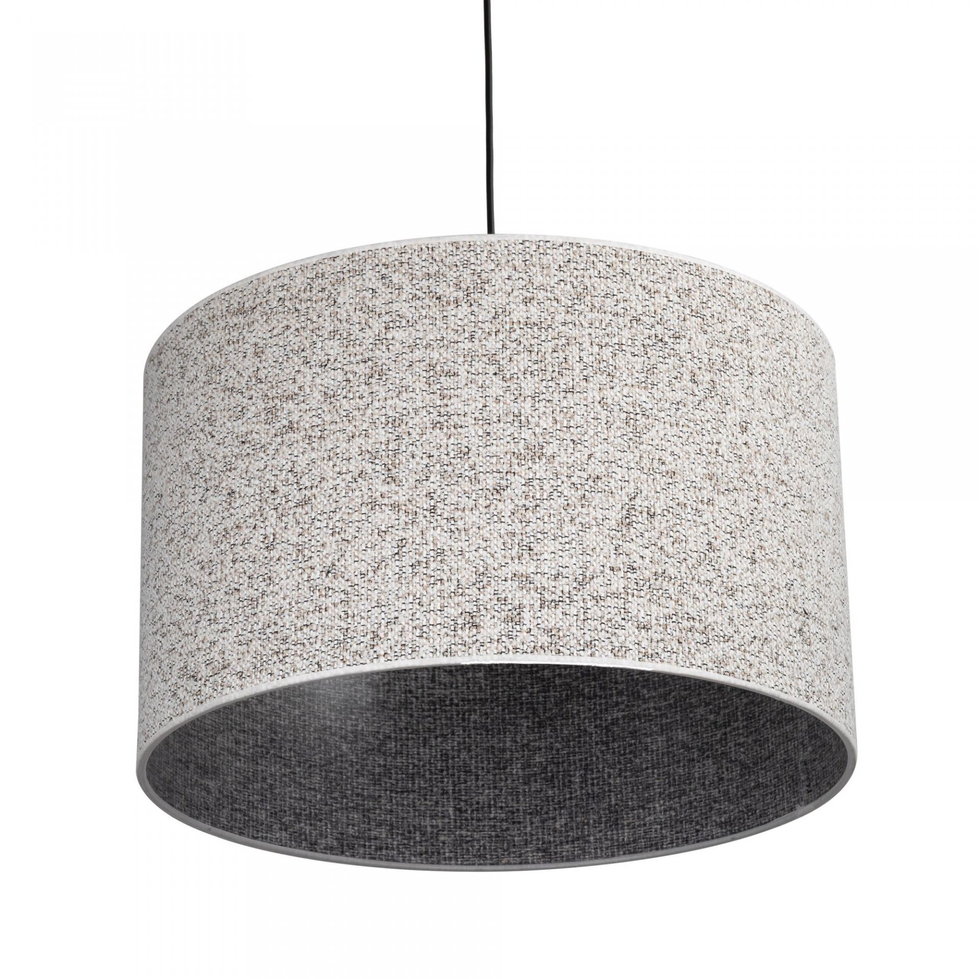 Lampa wisząca o cylindrycznym kształcie z teksturowanym, jasnym abażurem. Zawieszona na cienkim, czarnym przewodzie.