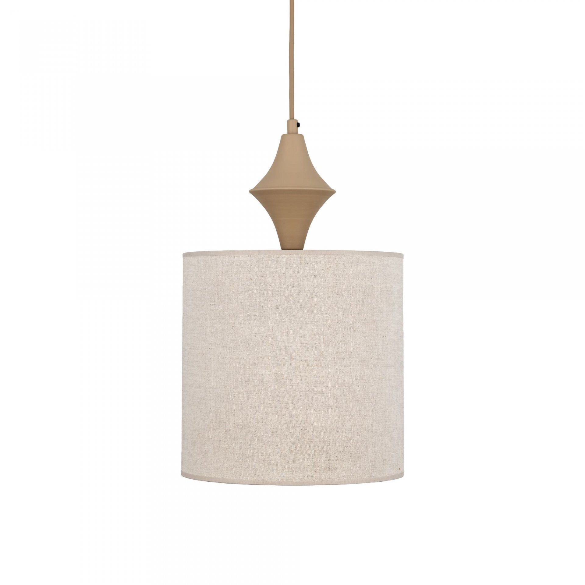 Lampa wisząca z beżowym, lnianym abażurem o cylindrycznym kształcie. Górna część lampy ma dekoracyjny element w kolorze brązowym.