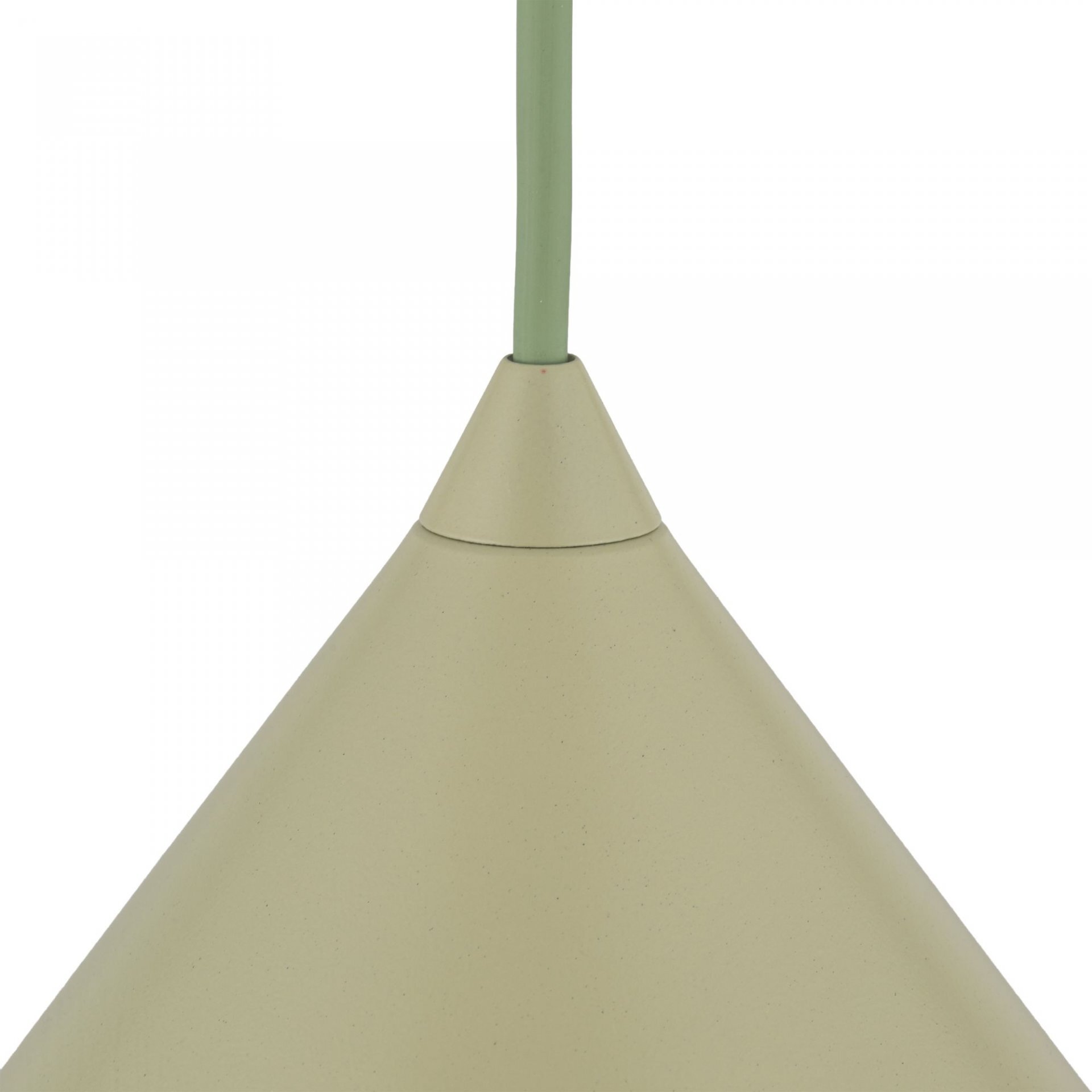 Zbliżenie na górną część lampy wiszącej w kolorze pistacjowym z widocznym przewodem w tym samym odcieniu. Lampa ma stożkowy kształt wykonany z metalu.