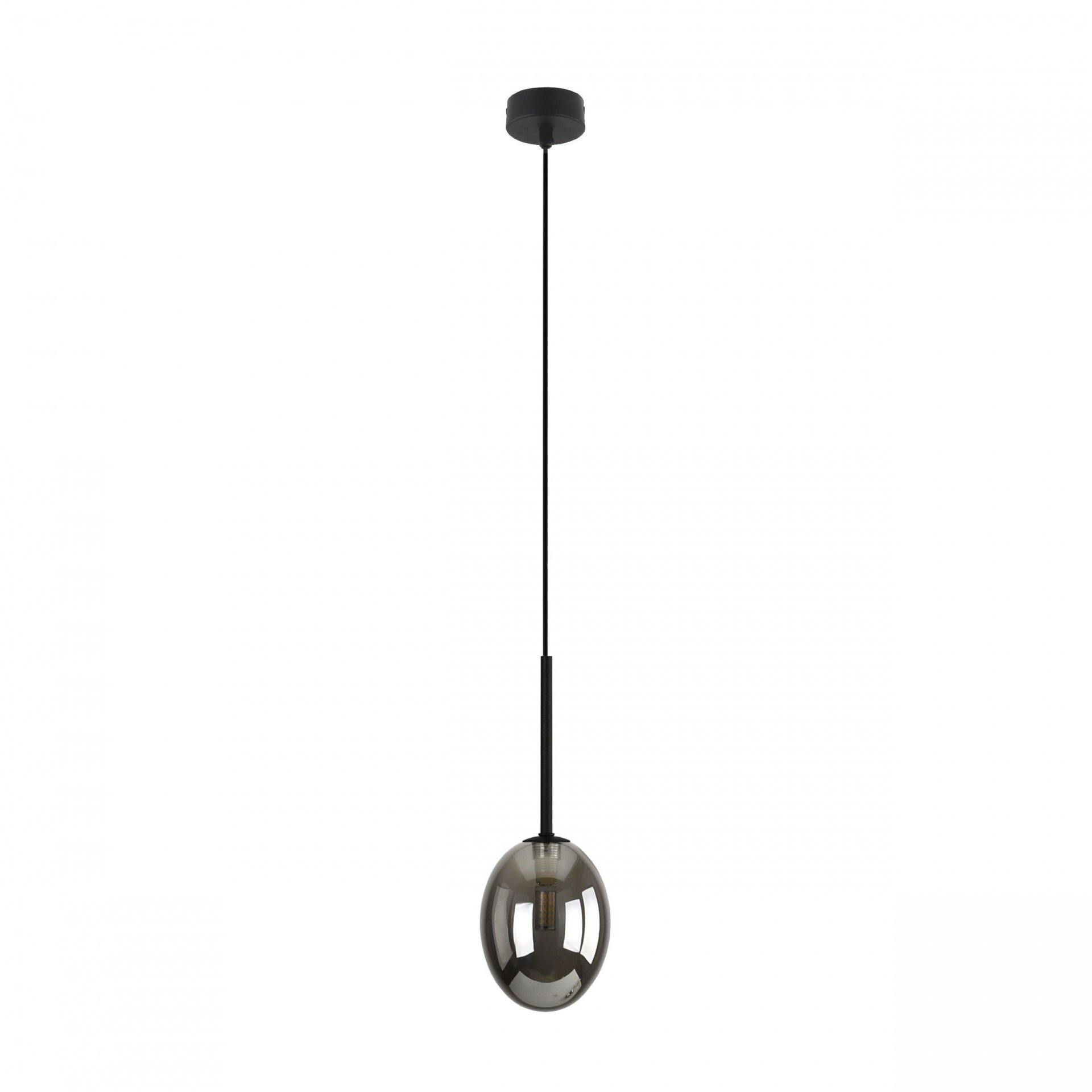 Czarna lampa wisząca z okrągłym kloszem o połyskującym wykończeniu, zawieszona na cienkim przewodzie. Lampa ma nowoczesny design i możliwość regulacji wysokości.