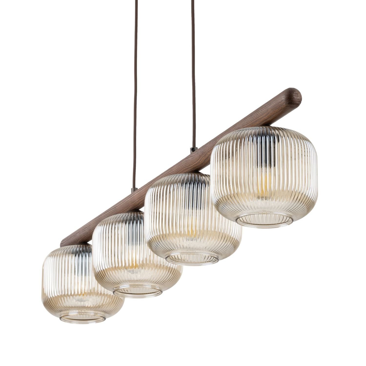 Lampa wisząca z czterema szklanymi kloszami o żebrowanej strukturze, zawieszona na drewnianej belce. Klosze mają przezroczysty, lekko przydymiony kolor.