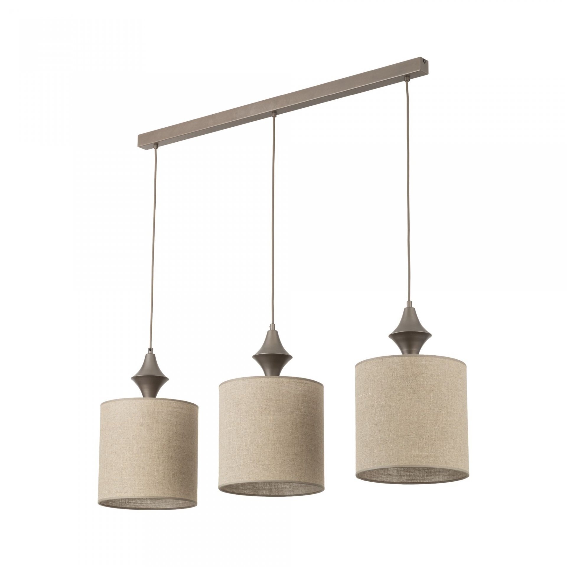 Na obrazie widoczna jest lampa wisząca z trzema cylindrycznymi kloszami w kolorze brązowym, zawieszona na prostokątnej listwie. Klosze są wykonane z materiału o teksturze przypominającej tkaninę.