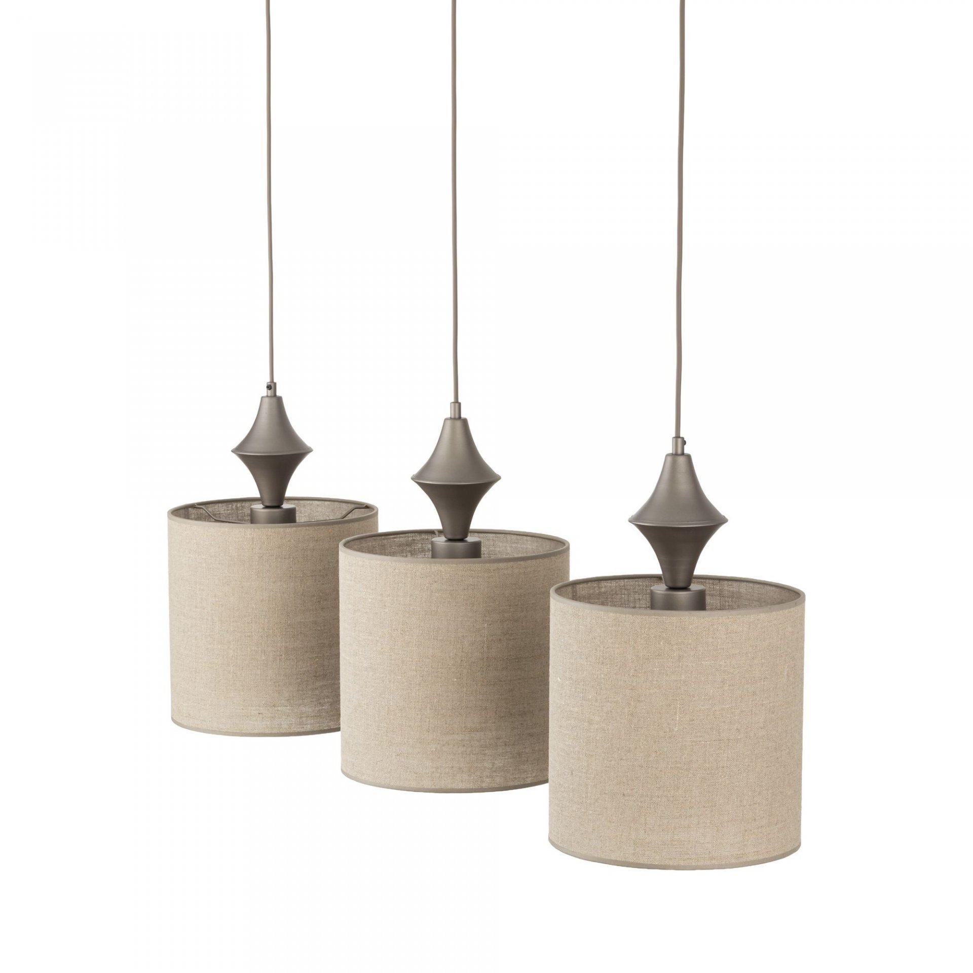 Trzy wiszące lampy z cylindrycznymi abażurami w kolorze brązowym, zawieszone na cienkich przewodach. Każda lampa ma dekoracyjny element w kształcie stożka nad abażurem.