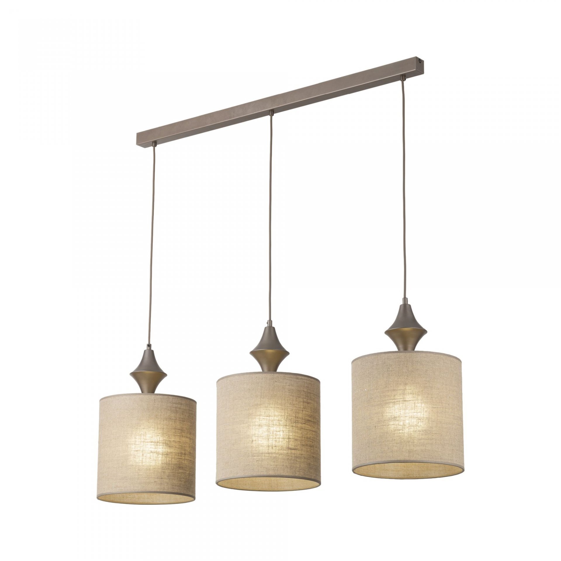 Na obrazie widoczna jest lampa wisząca z trzema cylindrycznymi kloszami w kolorze brązowym, zawieszona na prostokątnej listwie. Klosze są wykonane z materiału o teksturze przypominającej tkaninę.