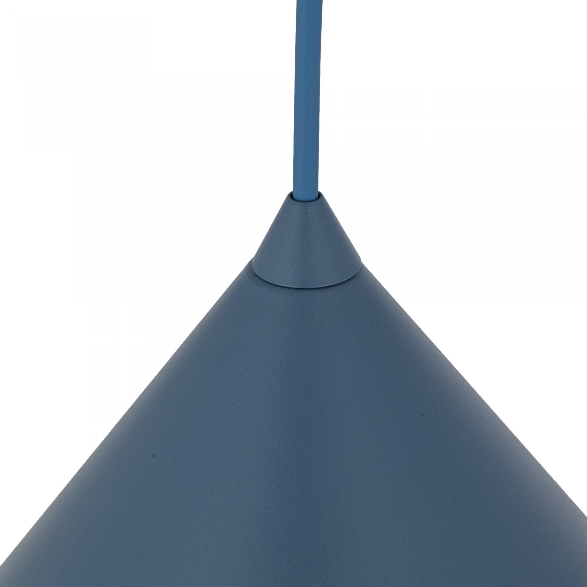 Zbliżenie na górną część granatowej, stożkowej lampy wiszącej z metalowym wykończeniem. Widoczny jest przewód w tym samym kolorze co lampa.
