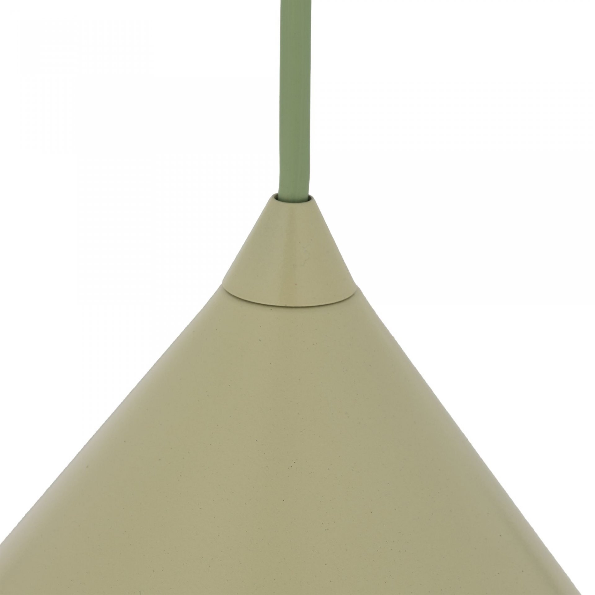 Obraz przedstawia górną część lampy wiszącej w kolorze pistacjowym z lakierowanej stali. Lampa ma stożkowy kształt z przewodem w tym samym kolorze.