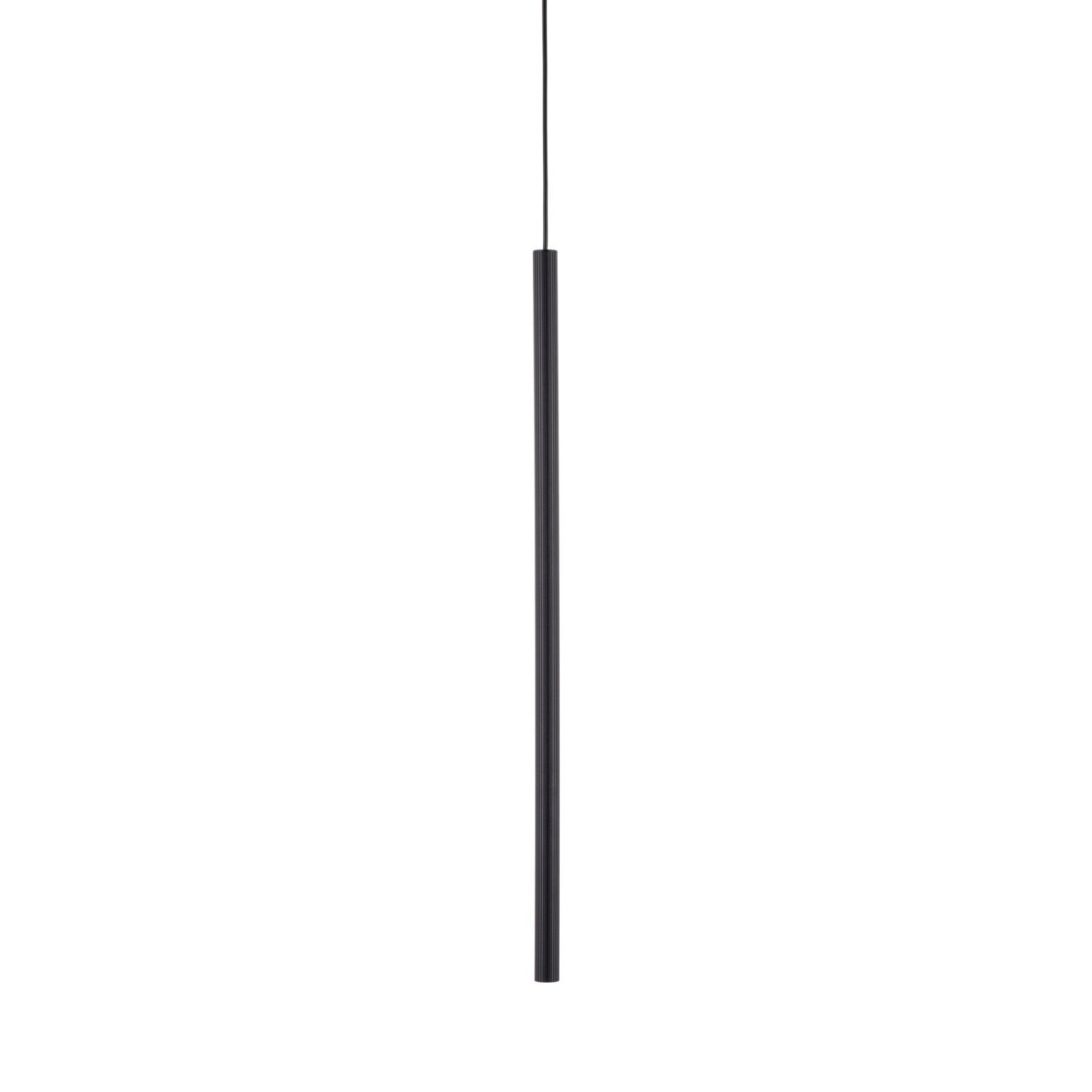 Czarna, smukła lampa wisząca z długim cylindrycznym kloszem. Lampa zawieszona jest na cienkim przewodzie.