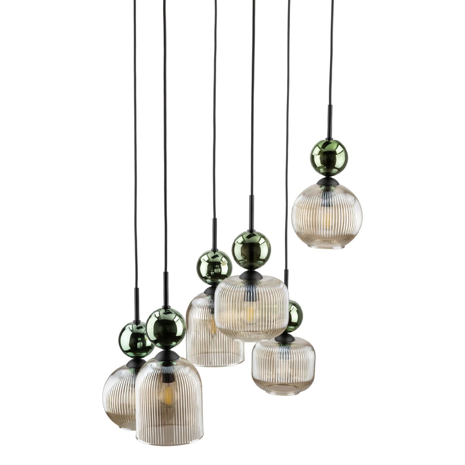 Na obrazie widoczna jest lampa wisząca z sześcioma żarówkami, każda osłonięta przezroczystym kloszem z pionowymi żłobieniami. Elementy dekoracyjne lampy są w kolorze zielonym, a całość zawieszona jest na czarnych przewodach.