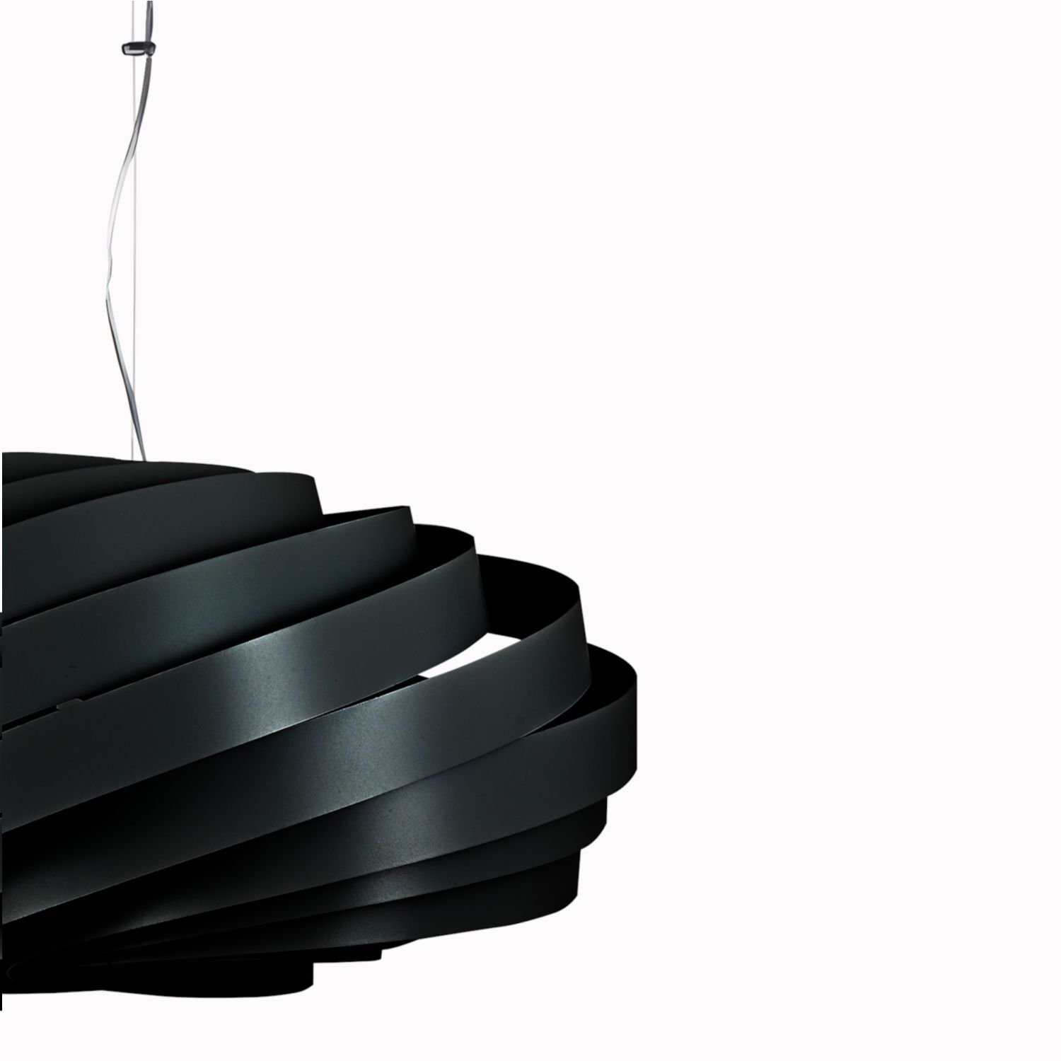 Czarna, metalowa lampa wisząca o nowoczesnym designie z regulowaną wysokością. Składa się z kilku nachodzących na siebie, spiralnych elementów.