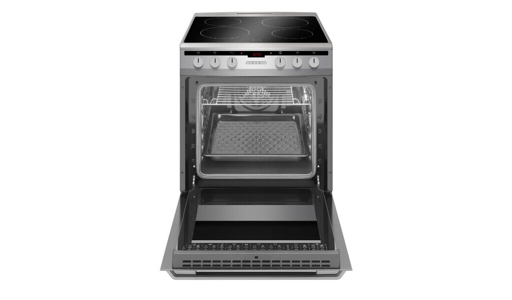 Na zdjęciu widoczna jest otwarta kuchnia elektryczna z płytą ceramiczną i piekarnikiem. W piekarniku znajdują się dwie blachy, a na panelu sterowania widoczne są pokrętła i wyświetlacz.