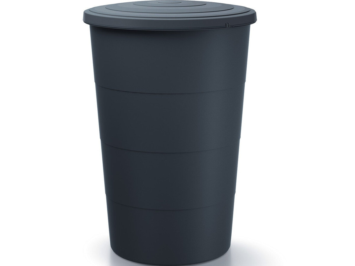 Na obrazie widoczny jest antracytowy zbiornik na deszczówkę o gładkiej powierzchni i cylindrycznym kształcie. Zbiornik ma pokrywę z delikatnymi okrągłymi żłobieniami.