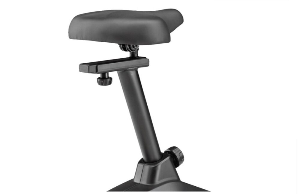 Obraz przedstawia czarne siodełko roweru magnetycznego zamontowane na regulowanym wsporniku. W tle widoczna jest część ramy roweru.