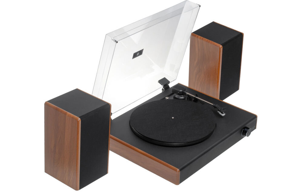 Gramofon z drewnianą obudową i przezroczystą pokrywą, otoczony dwoma głośnikami o podobnym wykończeniu. Na gramofonie widoczny jest talerz i ramię do odtwarzania płyt.
