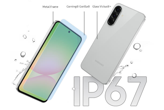 Obraz przedstawia dwa smartfony z widocznymi napisami: \'Metal Frame\', \'Corning Gorilla Glass Victus+\' oraz \'IP67\'. W tle widać krople wody, co sugeruje wodoodporność urządzenia.