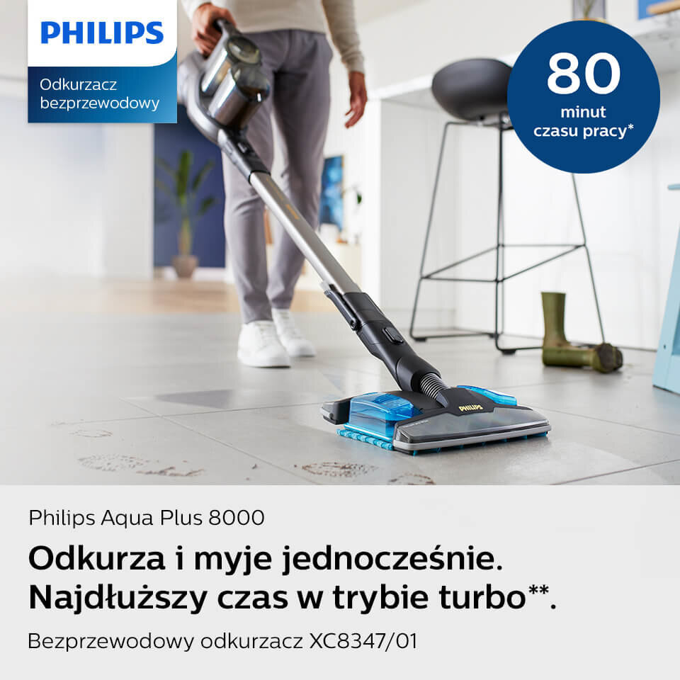 Osoba używa odkurzacza bezprzewodowego z funkcją mopowania na podłodze. Widoczny jest tekst: \'PHILIPS Odkurzacz bezprzewodowy\', \'80 minut czasu pracy*\', \'Philips Aqua Plus 8000 Odkurza i myje jednocześnie. Najdłuższy czas w trybie turbo**. Bezprzewodowy odkurzacz XC8347/01\'.