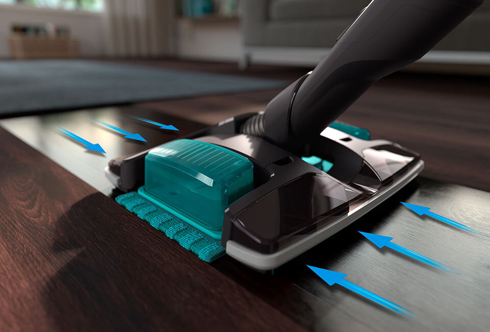 Na obrazie widać końcówkę odkurzacza z funkcją mopowania, przesuwającą się po ciemnej drewnianej podłodze. Wokół końcówki widoczne są niebieskie strzałki wskazujące kierunek przepływu powietrza.