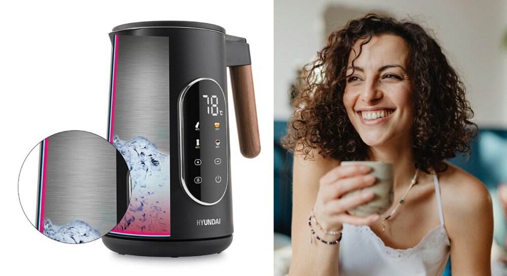 Czarny czajnik elektryczny z wyświetlaczem pokazującym temperaturę 78°C, z drewnianym uchwytem i logo HYUNDAI. Obok znajduje się osoba trzymająca kubek, uśmiechnięta.