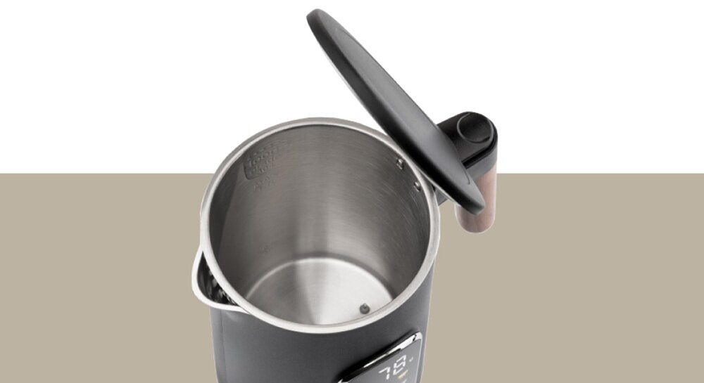 Czarny czajnik z otwartą pokrywą, ukazujący wnętrze ze stali nierdzewnej. Na zewnętrznej stronie widoczny jest wyświetlacz z cyframi \'78\'.