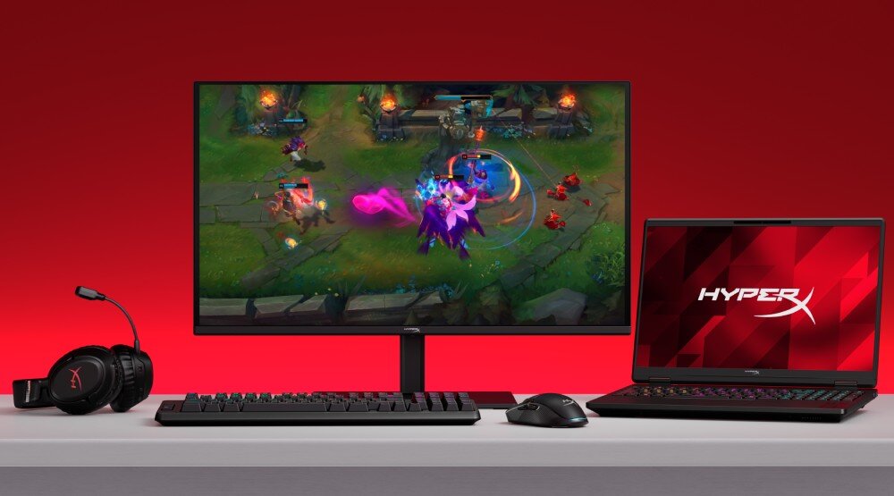 Monitor HYPERX Omen 27q Zestaw gamingowy z monitorem wyświetlającym grę, laptopem, słuchawkami, klawiaturą i myszką