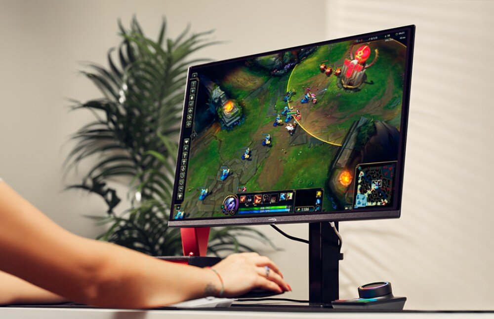Monitor HYPERX Omen 27q Osoba grająca w grę 'League of Legends' na monitorze ustawionym na biurku
