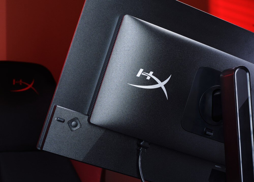 Monitor HYPERX Omen 27q Zbliżenie na tylny panel czarnego monitora z widocznym logiem i joystickiem sterującym OSD