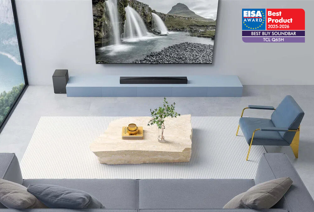 Soundbar TCL Q65H – scena dźwięku kinowego w salonie, technologia RAY·DANZ, soundbar po skosie z bezprzewodowym subwooferem