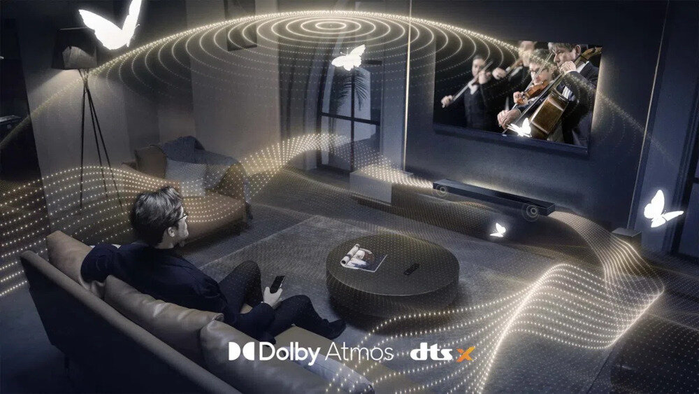Soundbar TCL Q65H – Dolby Atmos, DTS:X, trójwymiarowy dźwięk, osoba siedząca na kanapie, soundbar stojący na komodzie, telewizor zawieszony na ścianie
