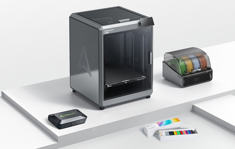 CREALITY K2 Plus Combo drukarka na blacie, obok pojemnik na filamenty