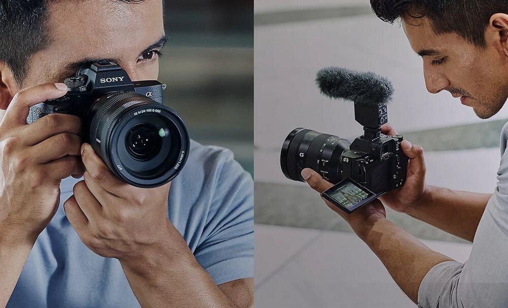 Na obrazie widać dwie osoby trzymające aparaty fotograficzne marki SONY. Jeden z aparatów ma zamontowany mikrofon zewnętrzny.