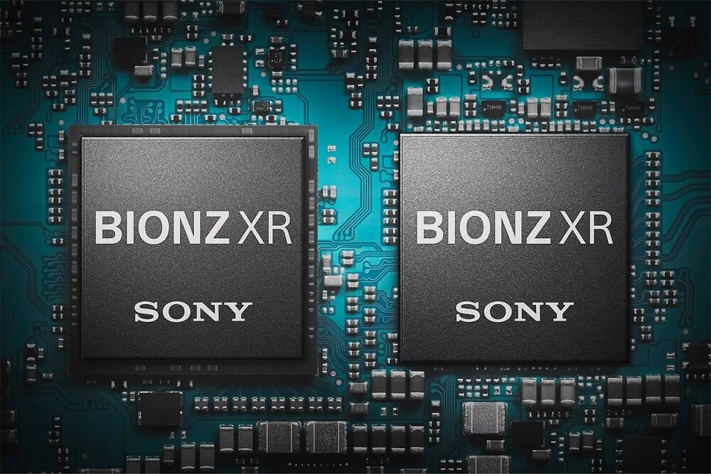Obraz przedstawia dwa układy scalone z napisem \'BIONZ XR\' oraz \'SONY\' na tle płyty głównej z widocznymi ścieżkami i elementami elektronicznymi.