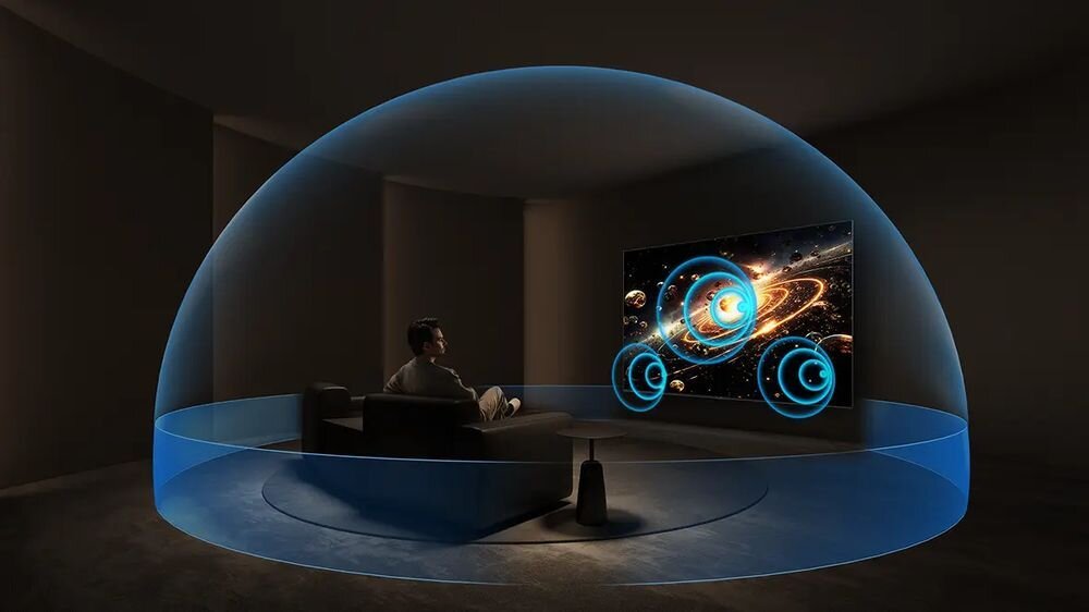 Telewizor TCL 98RM7L ONKYO 2.1 Dolby Atmos przestrzenny dźwięk, osoba siedząca na kanapie przed telewiozrem