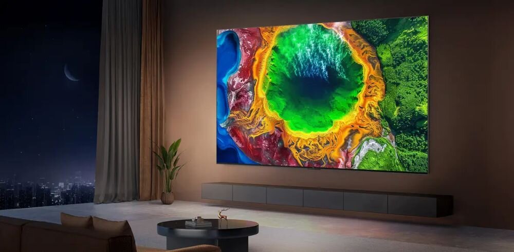 Telewizor TCL 75RM7L powłoka antyrefleksyjna czytelny obraz brak odbić, telewizor zawieszony na ścianie w pomieszczeniu