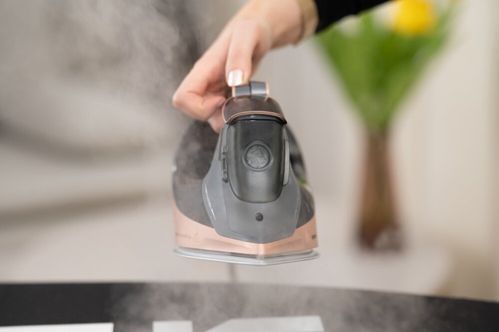 Żelazko ZELMER ZIR4920 Prime Steam Pump żelazko przodem w dłoni, w użyciu, stały wyrzut pary, uderzenie pary