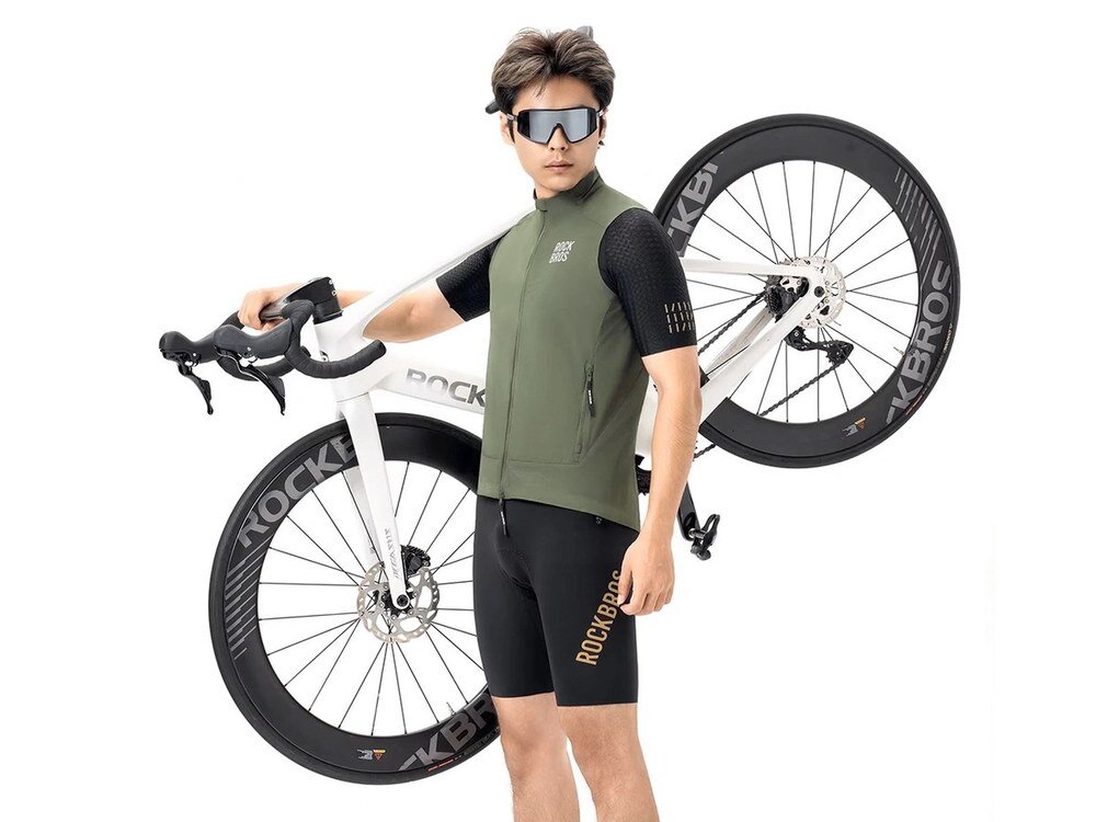 Niebieska kamizelka rowerowa Rockbros YDMJ003 prezentowana na modelu w stroju kolarskim.
